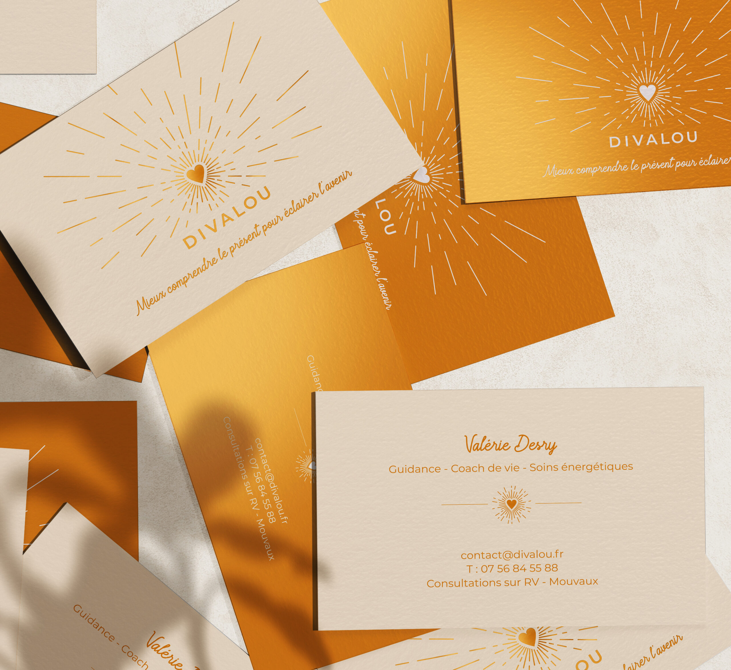 Identité visuelle appliquée sur carte de visite dorée pour une coach de vie