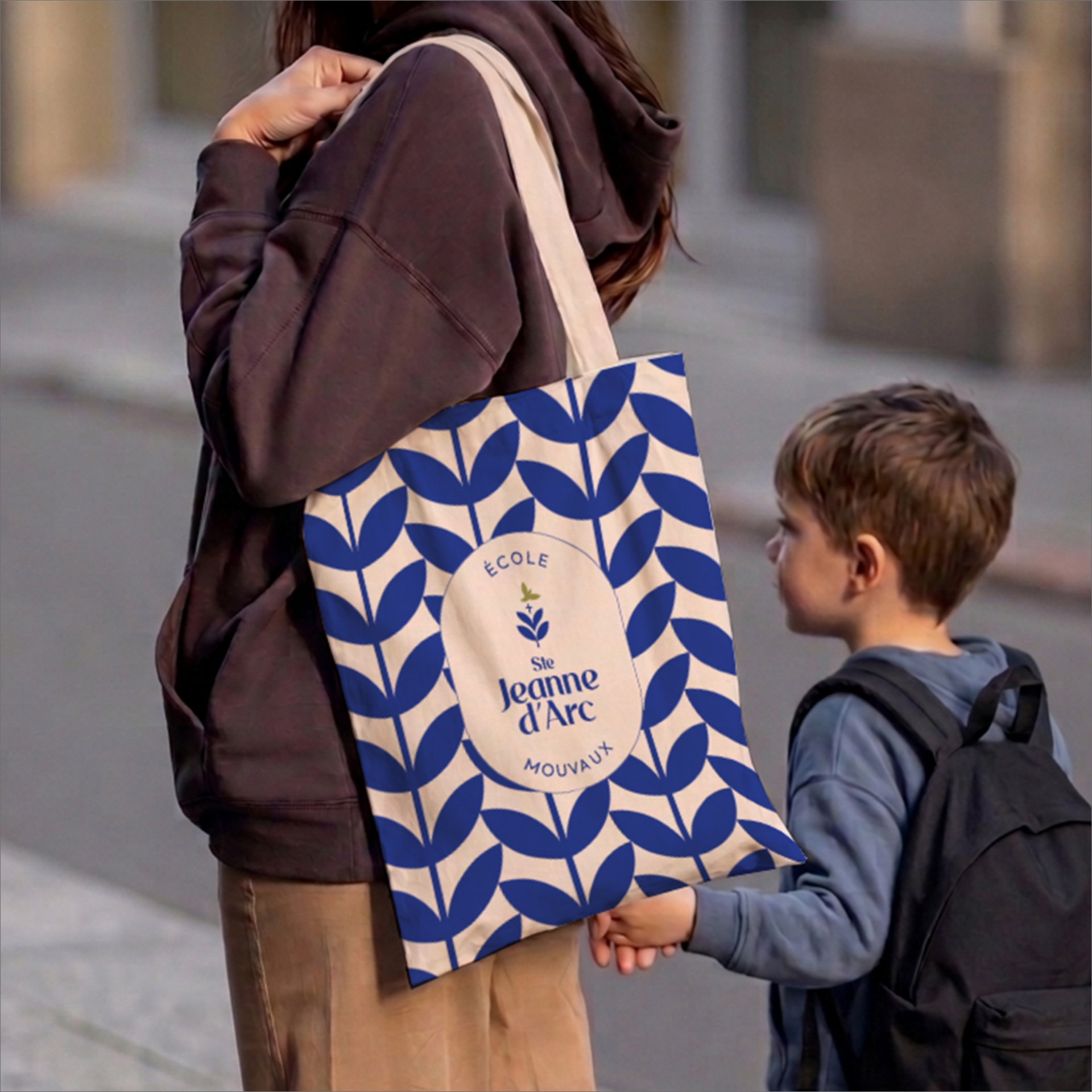 Application de l'identité visuelle sur un totebag